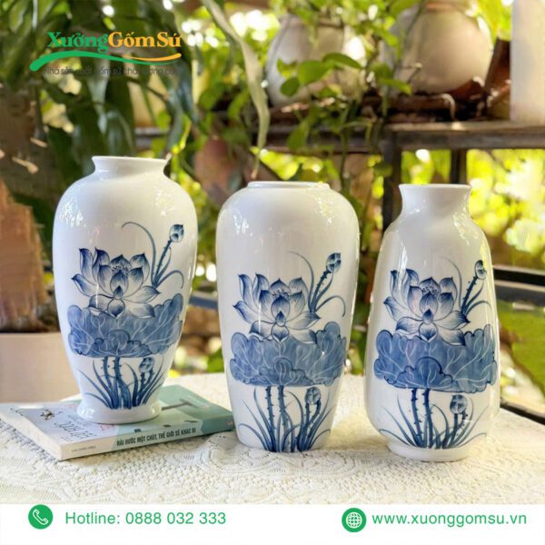 Lọ hoa vẽ sen xanh