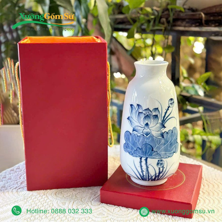 Lọ hoa vẽ sen xanh