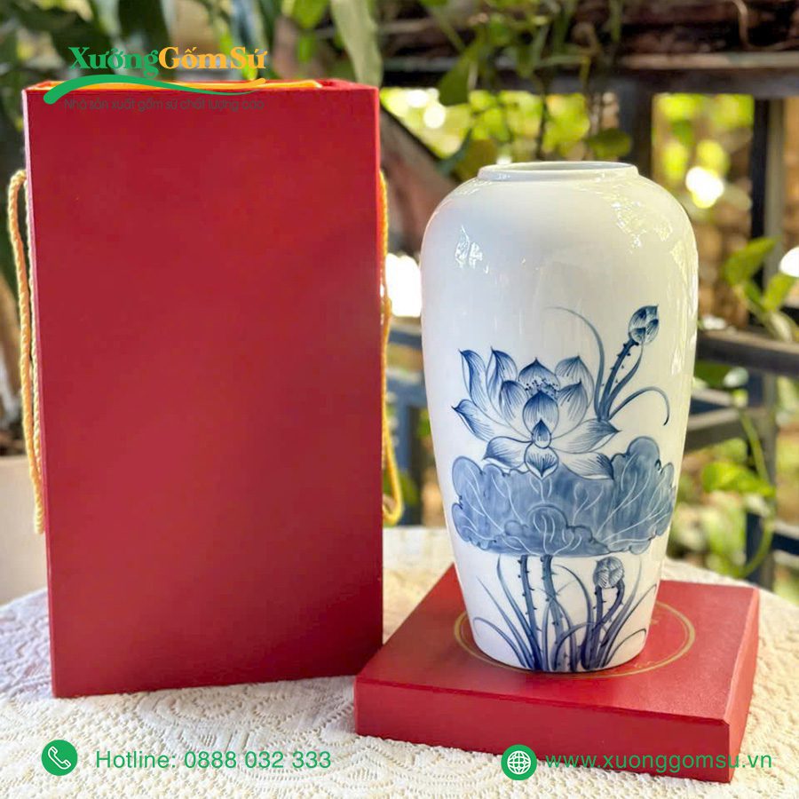 Lọ hoa vẽ sen xanh