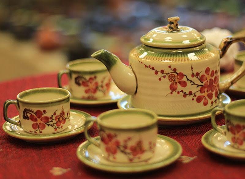 Trước khi mua bộ ấm trà đẹp cao cấp bạn hãy gõ nhẹ vào ấm trà để nghe thử âm thanh