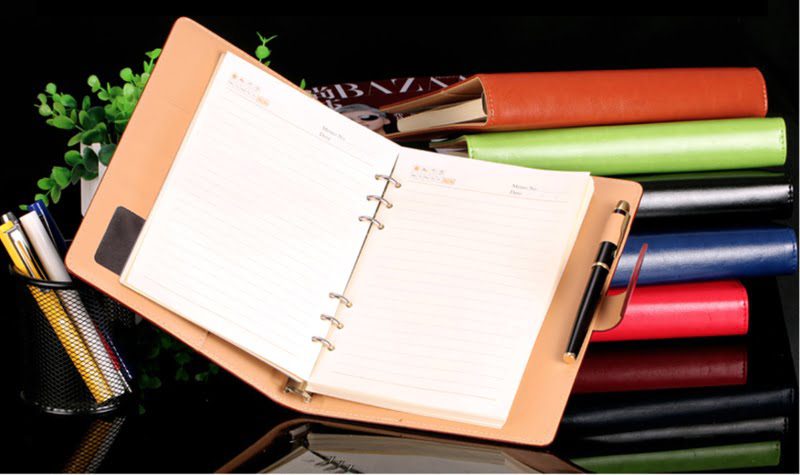 Sổ tay và bút viết là những vật dụng mà mỗi người đều sẽ mang theo bên mình để ghi chép