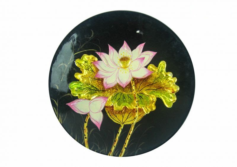 Các sản phẩm sơn mài được vẽ hoa sen cách điệu, đây là biểu tượng cho sức sống mãnh liệt của dân tộc Việt Nam