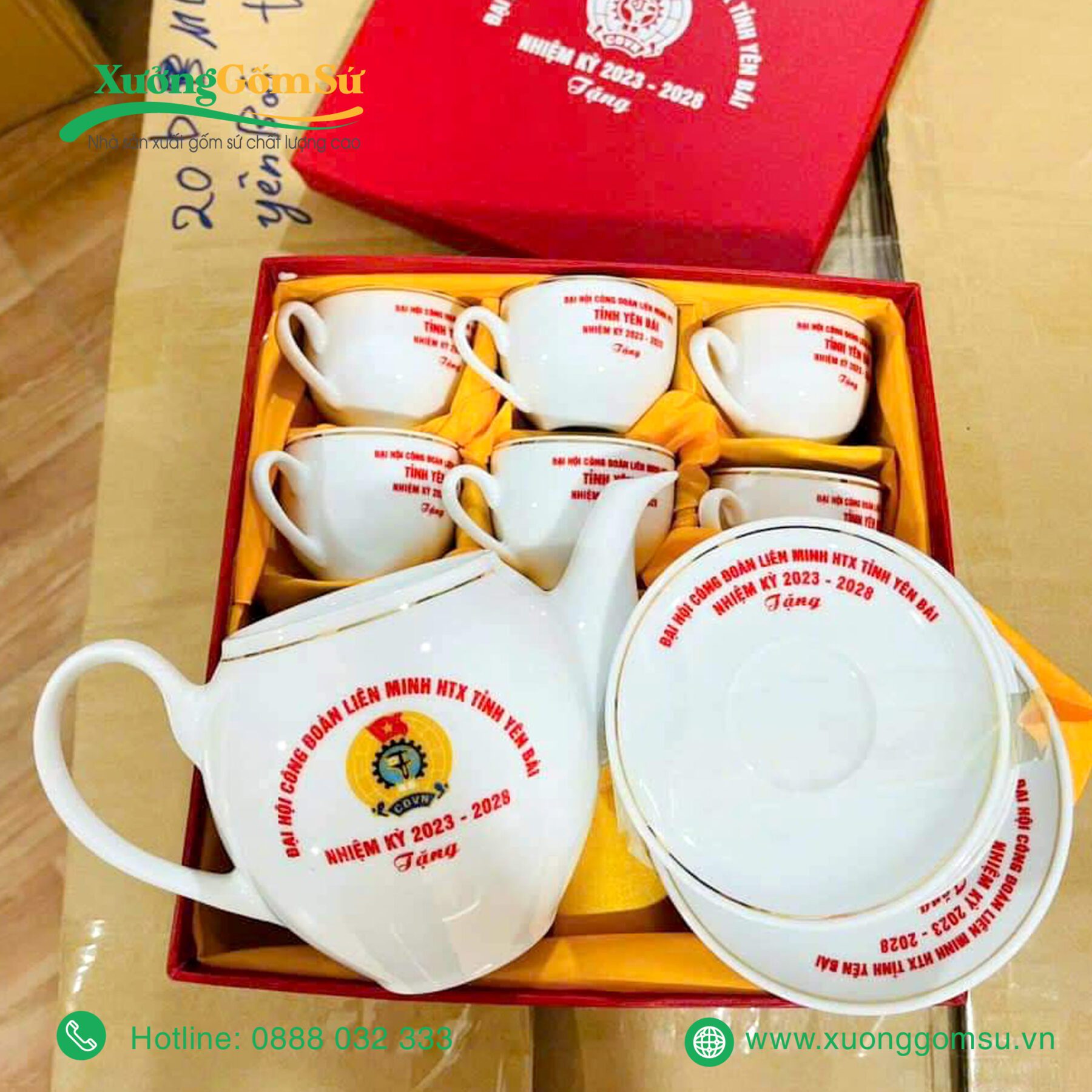 Ấm chén vẽ vàng in logo