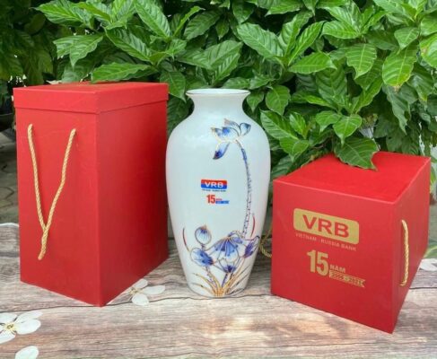 Lọ hoa sứ trắng Bát Tràng in logo