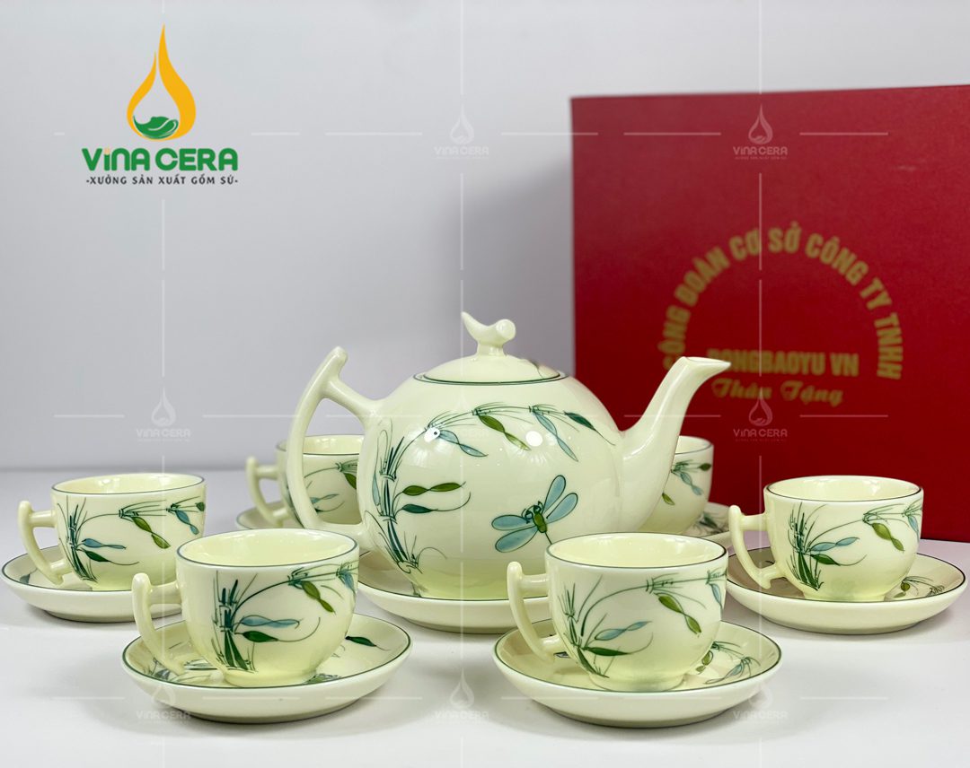 Bộ ấm trà sứ vẽ trúc chuồn in logo