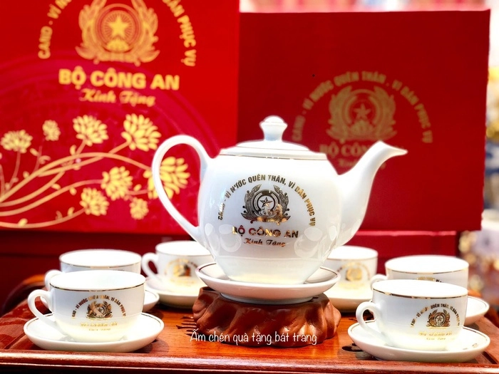 Ấm chén vẽ vàng in logo