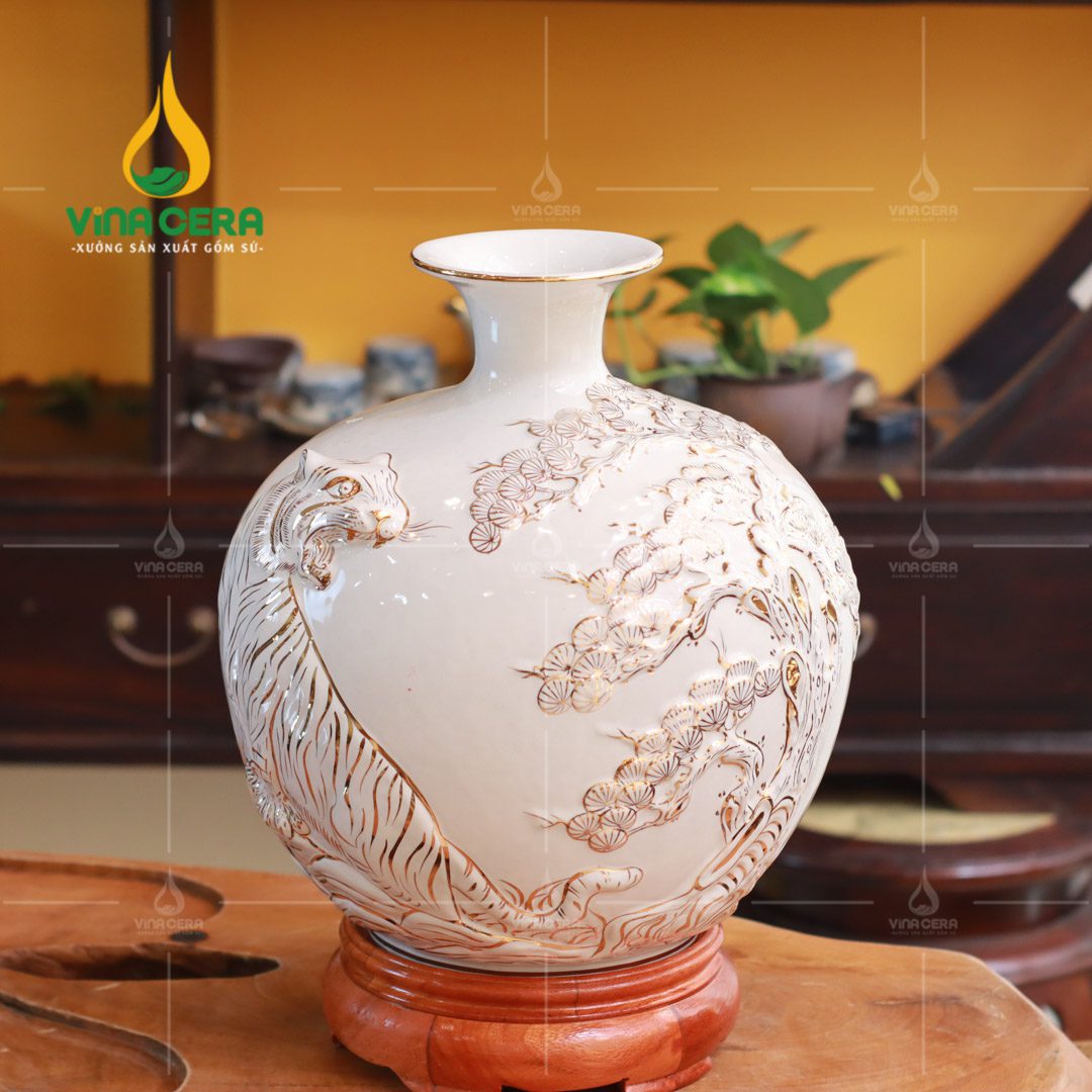 Bình hút tài lộc đắp nổi viền vàng Mãnh Hổ Thượng Sơn