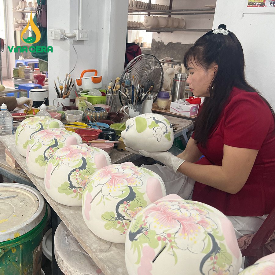 công đoạn vẽ hoàn thiện sản phẩm trong quy trình gốm sứ