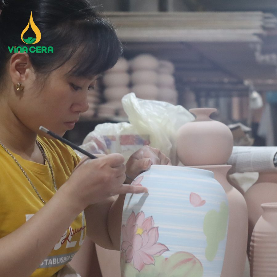 công đoạn vẽ hoàn thiện sản phẩm trong quy trình gốm sứ