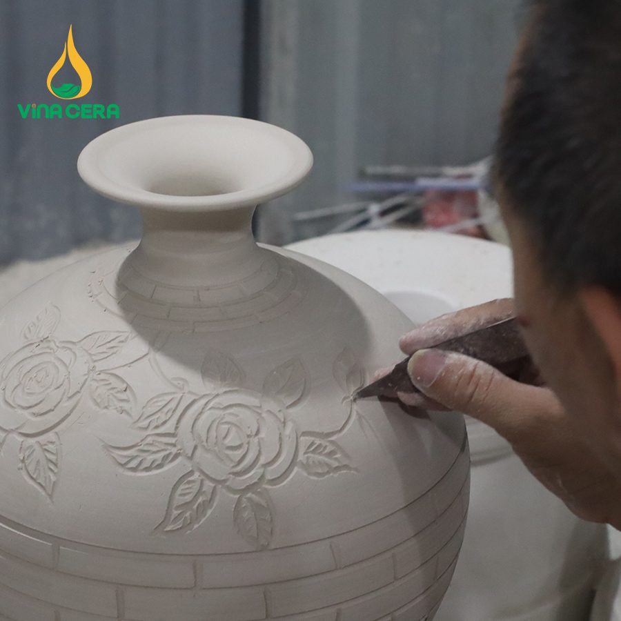 công đoạn vẽ hoàn thiện sản phẩm trong quy trình gốm sứ