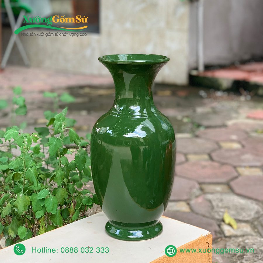 Lọ hoa men xanh lục đắp nổi hoa sen