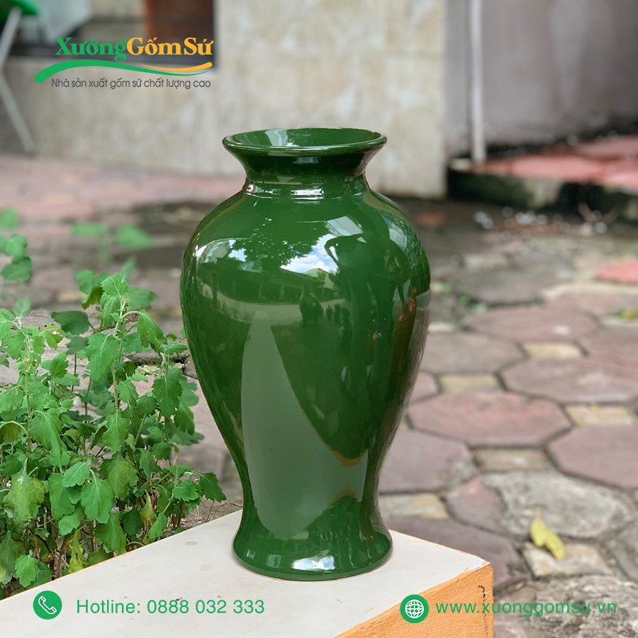 Lọ hoa men xanh lục đắp nổi hoa sen