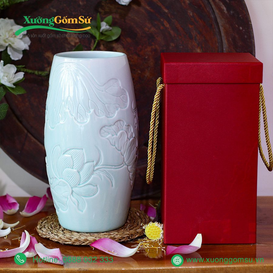 Bình hoa men ngọc họa tiết khắc nổi