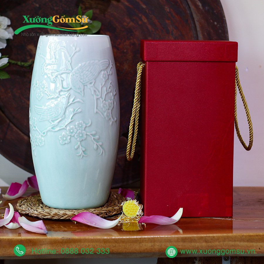 Bình hoa men ngọc họa tiết khắc nổi