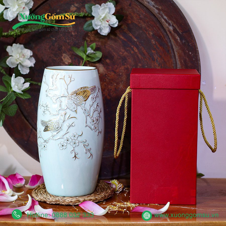 Bình hoa men ngọc họa tiết khắc nổi viền vàng