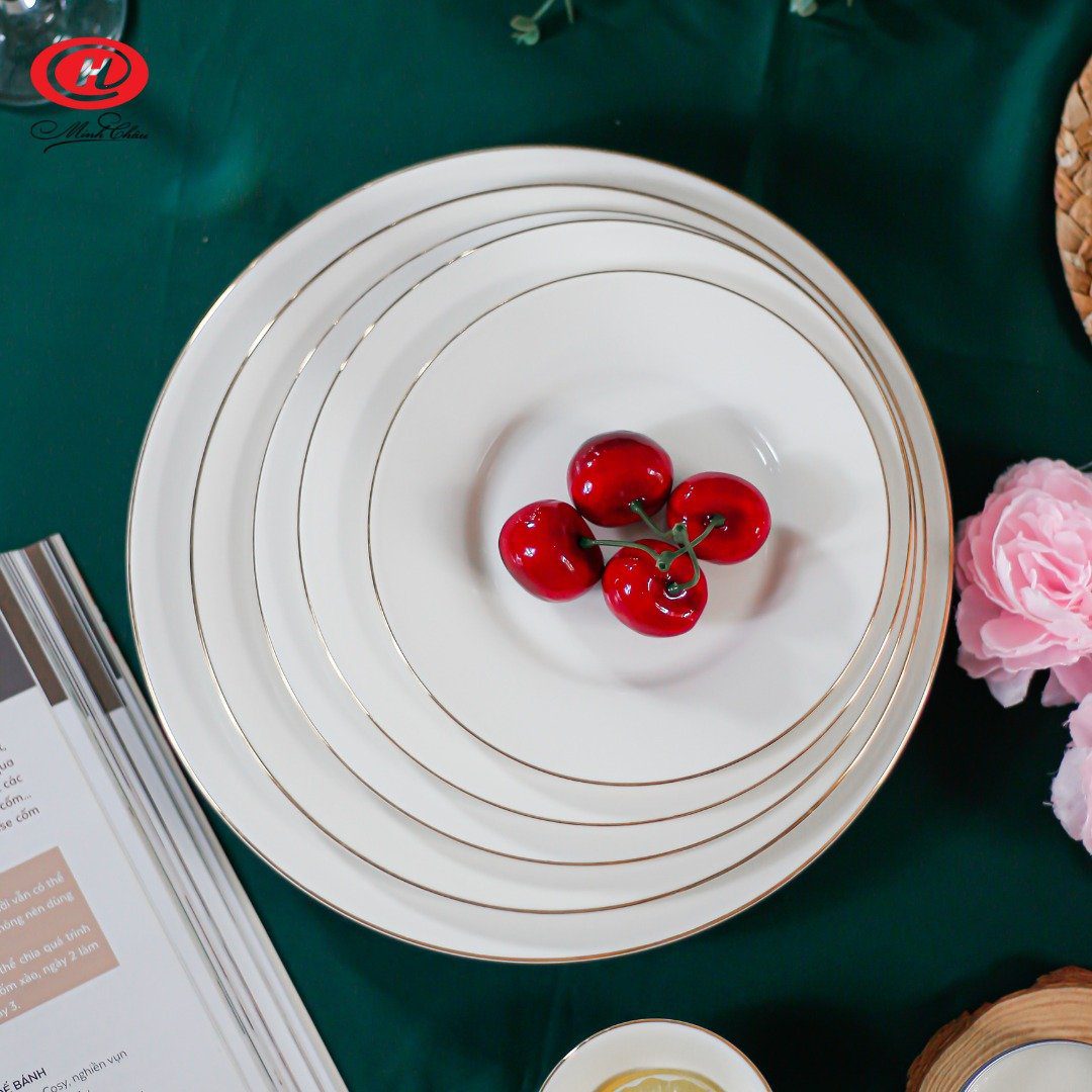 Đĩa sứ trắng tròn viền vàng