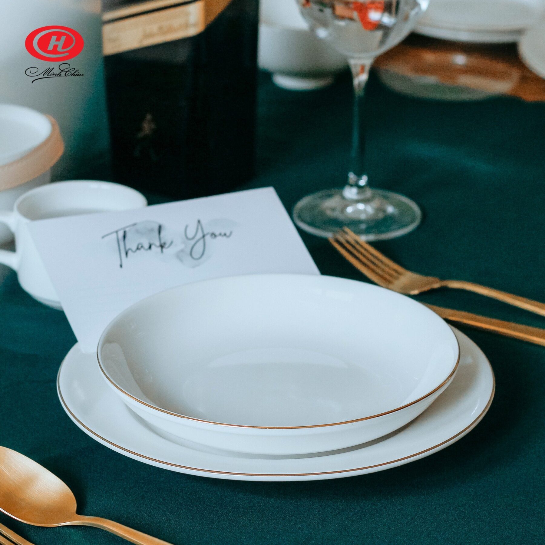 Đĩa sứ trắng tròn viền vàng