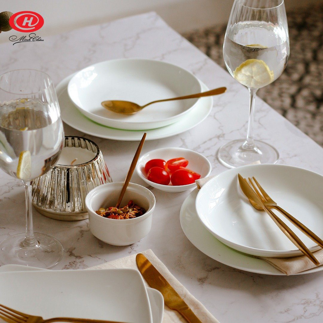 Đĩa sứ trắng tròn viền vàng