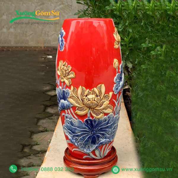 Lọ hoa dáng bom đắp nổi sen