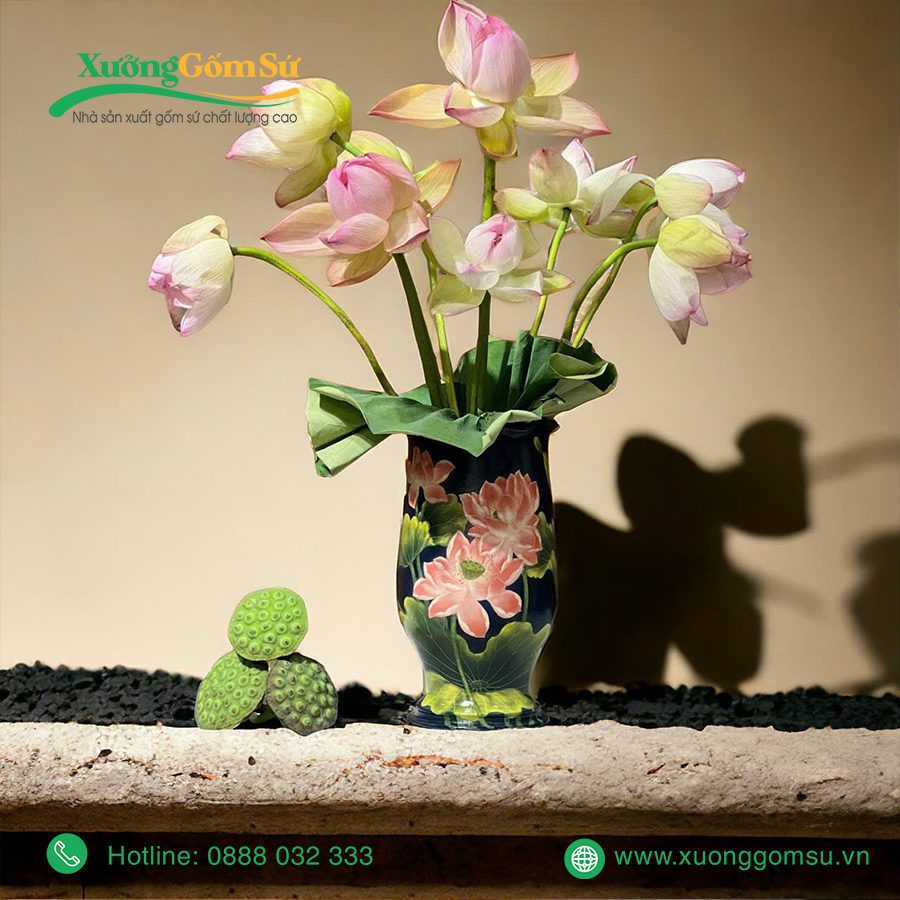 Lọ hoa men màu vẽ tay hoa sen