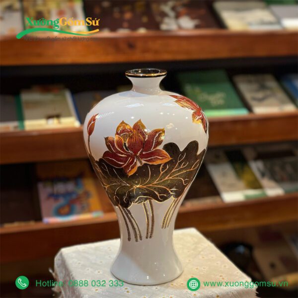Lọ hoa sứ trắng vẽ sen viền vàng kim