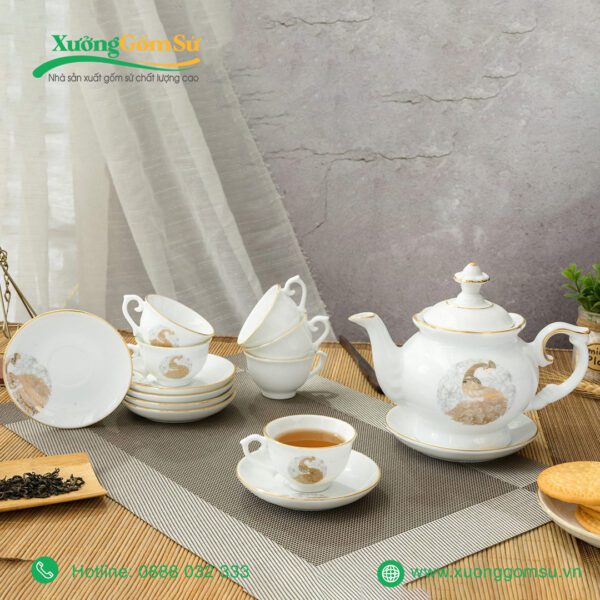 Bộ ấm chén dáng đài các vẽ công vàng kim