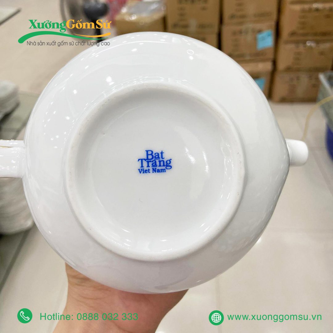 Bộ ấm chén vòi voi vẽ sen vàng